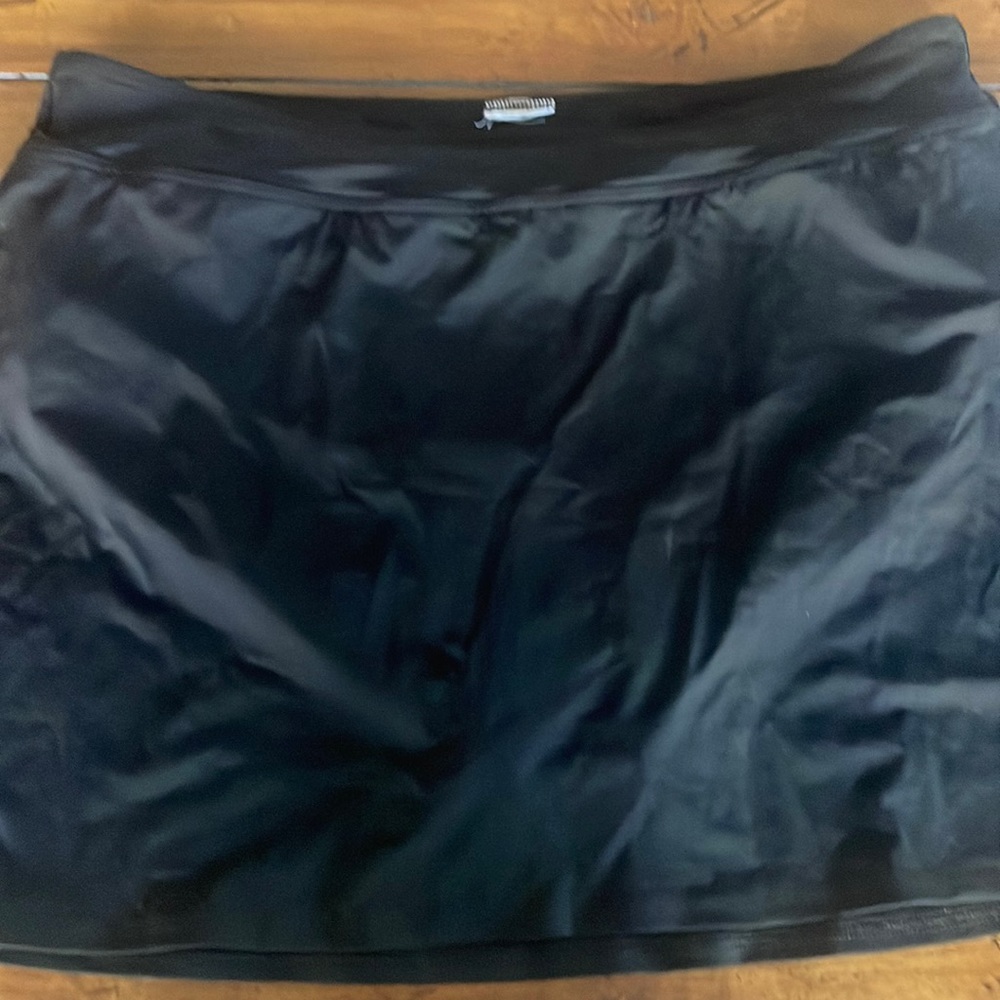 Land’s End Tummy Control Swim Skirt with Attached Bottoms. Black-Size 14.
